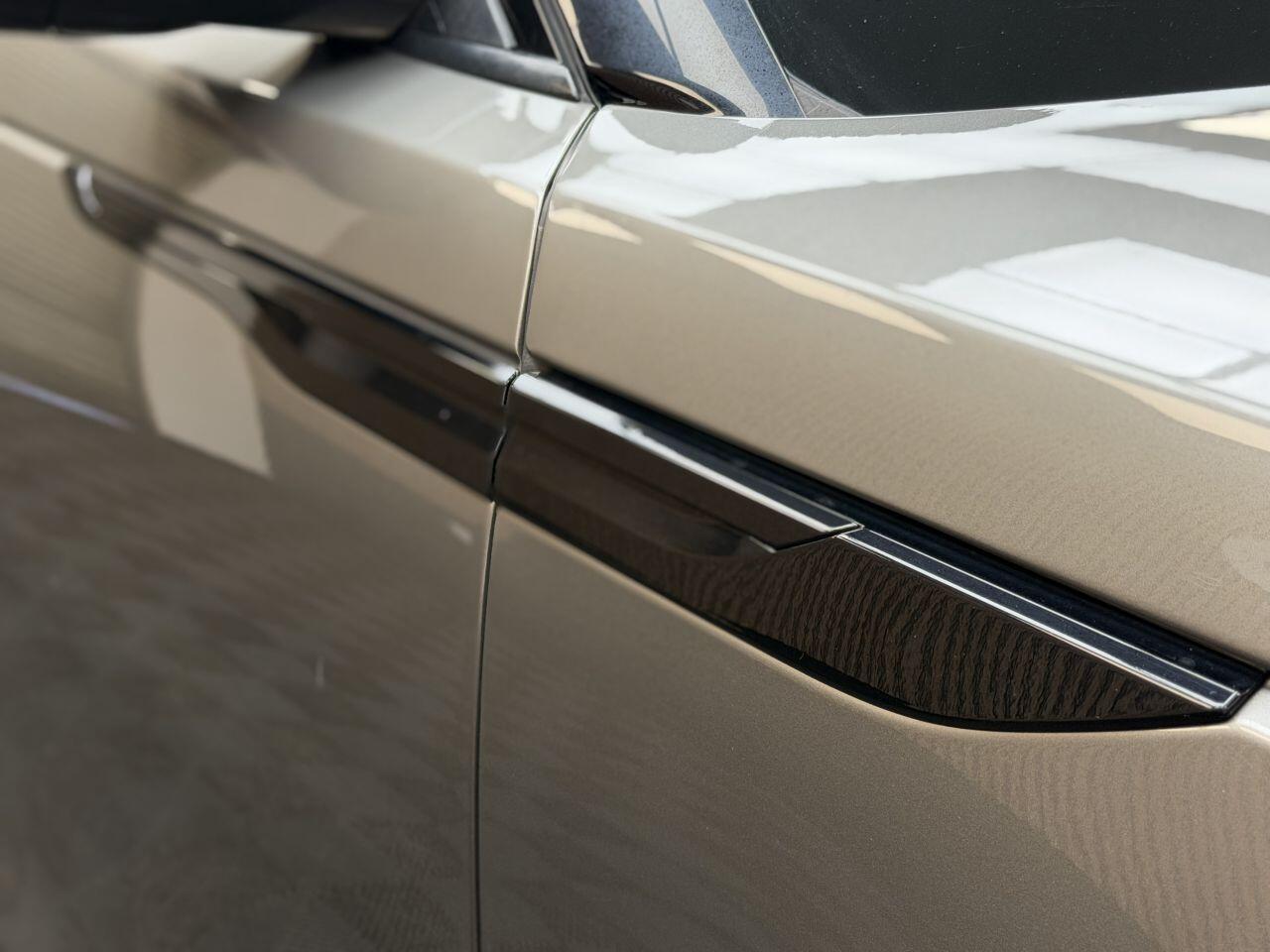 Land Rover Range Rover Velar view 19