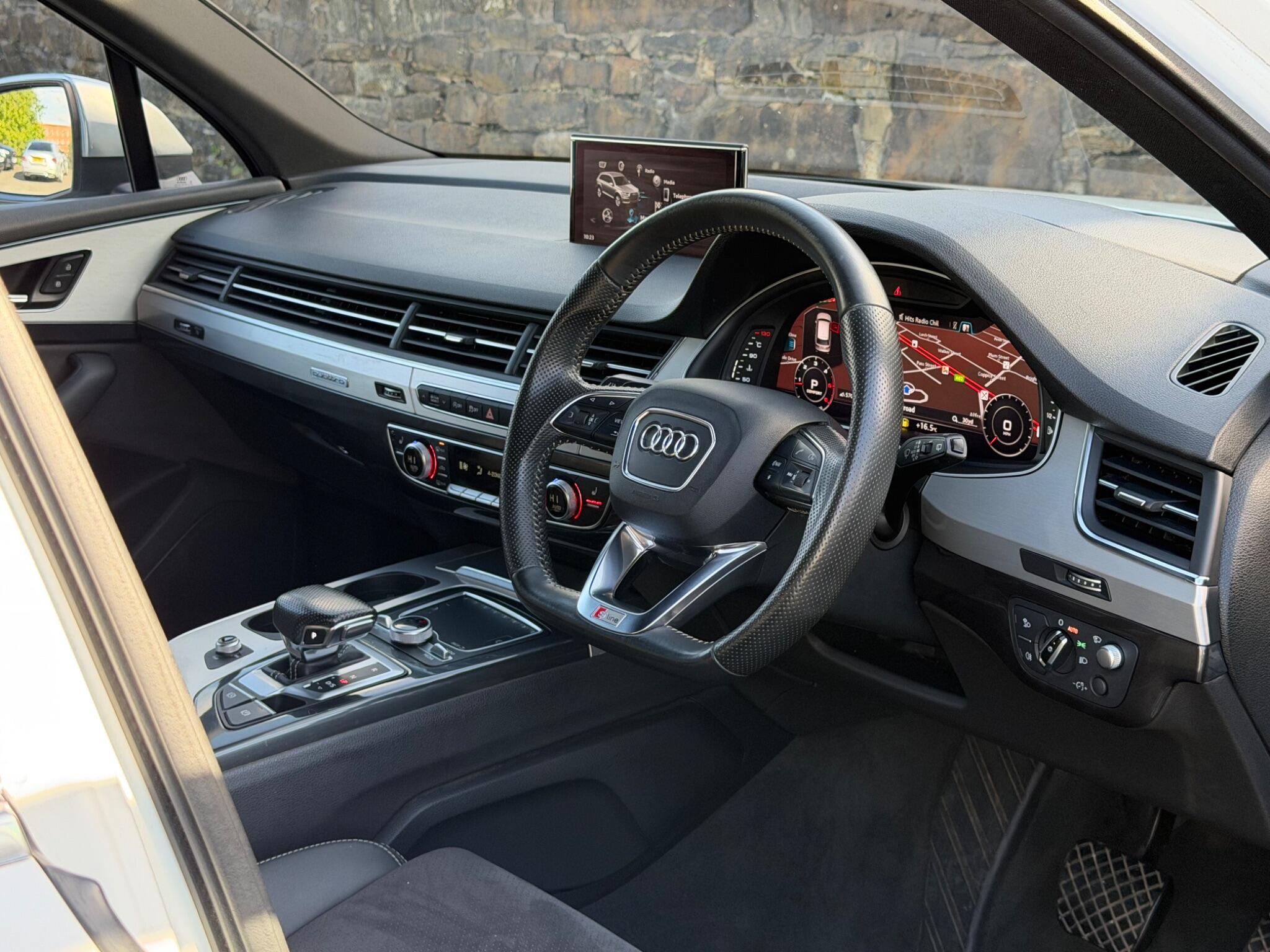 Audi Q7 view 10