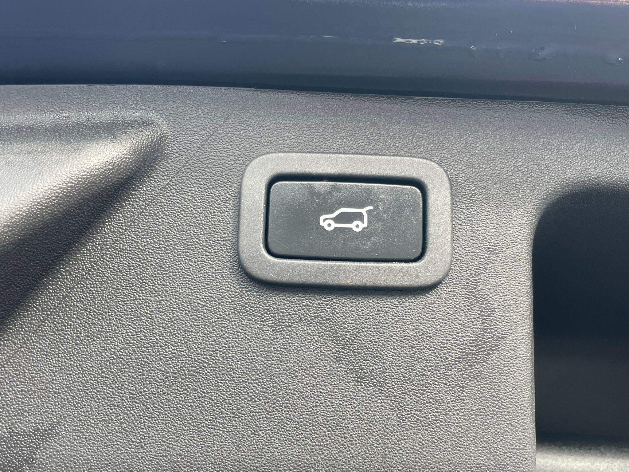 Land Rover Discovery Sport view 24