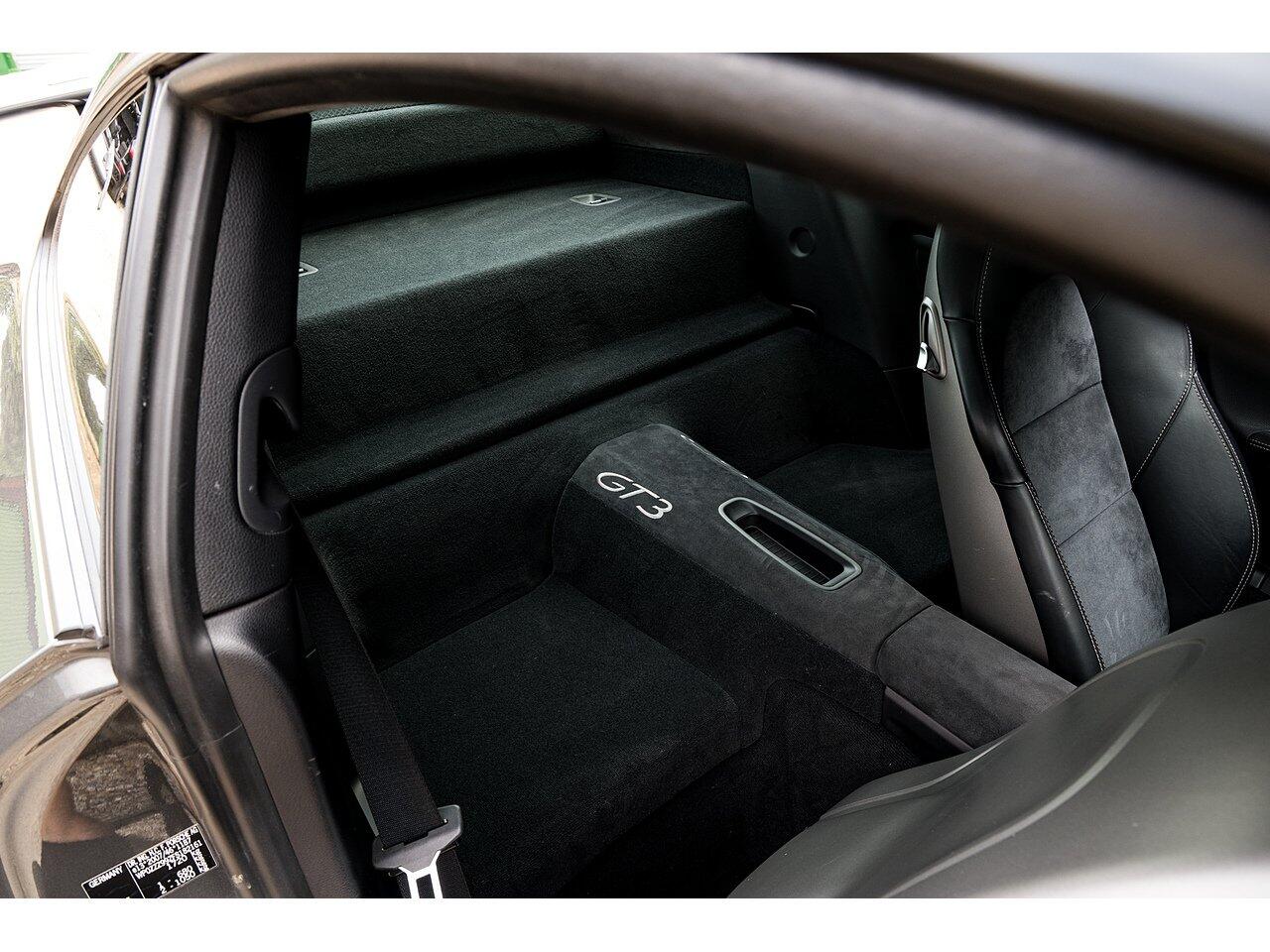 Porsche 911 view 11
