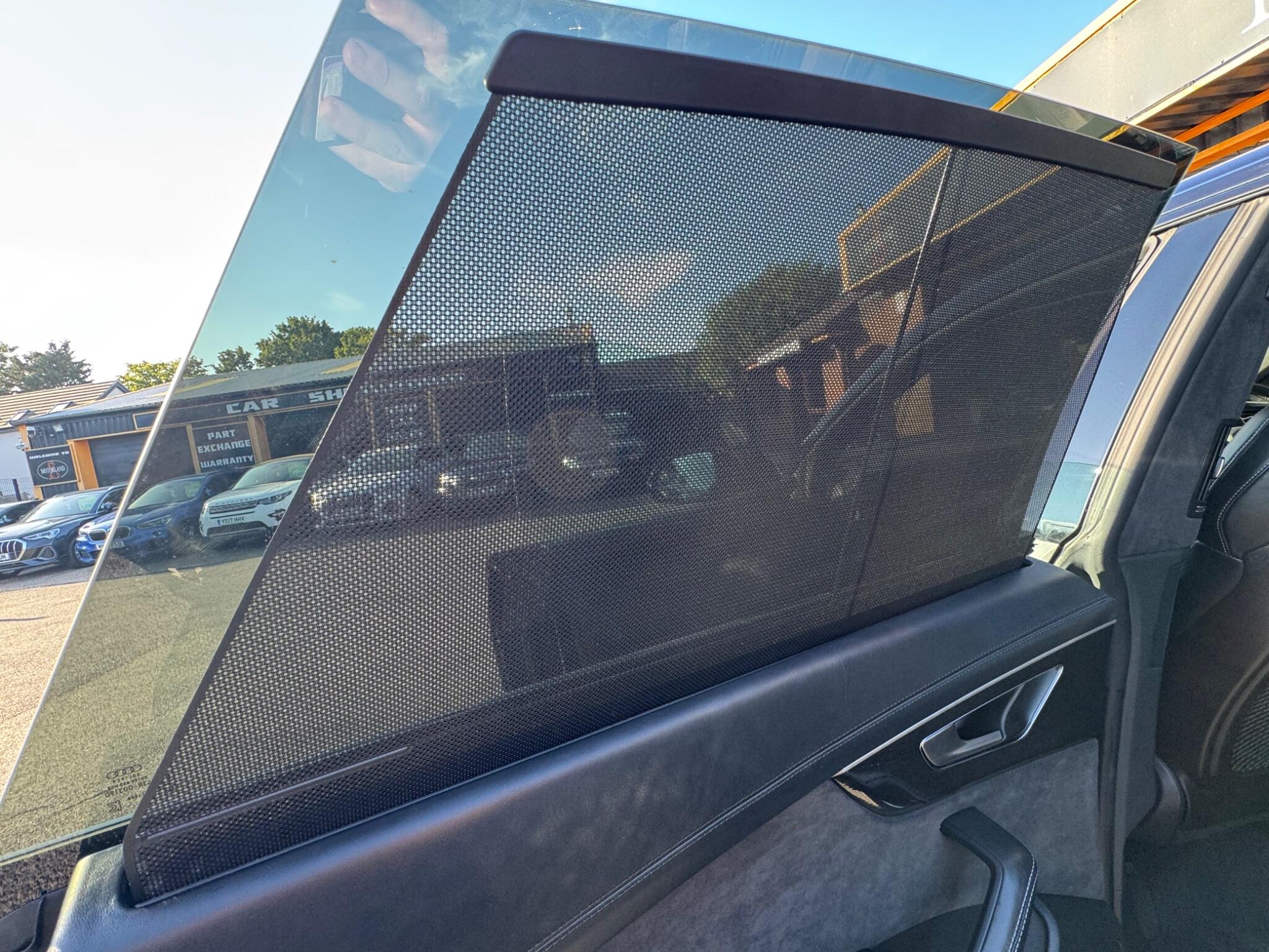 Audi Q8 view 15