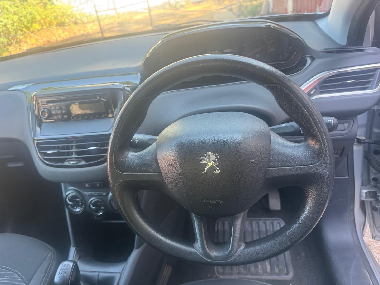 Peugeot 208 view 10