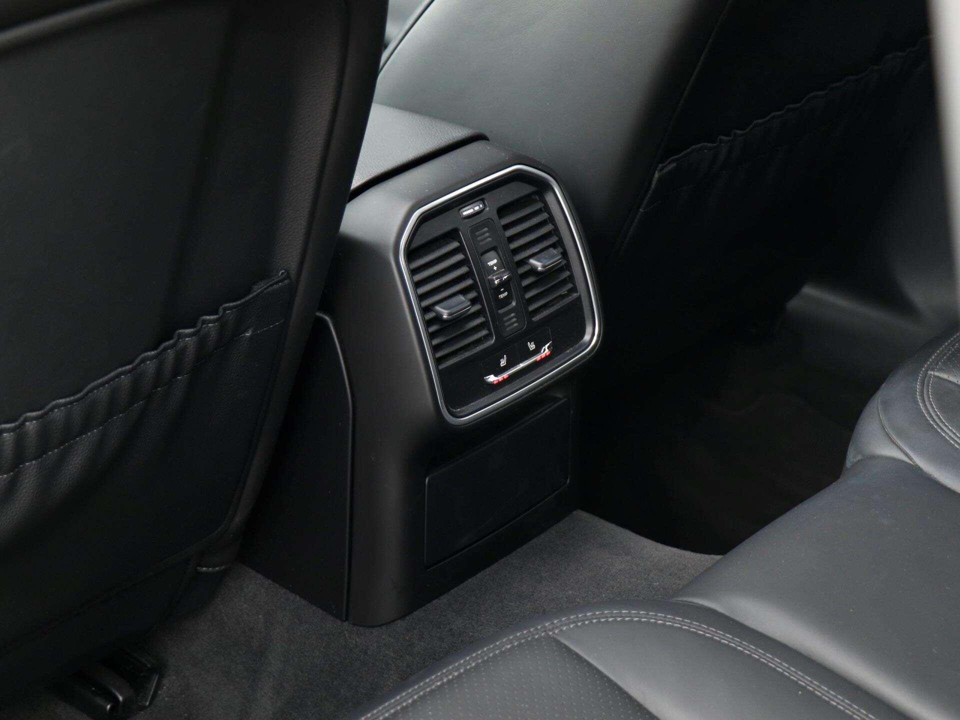 Porsche Macan view 26