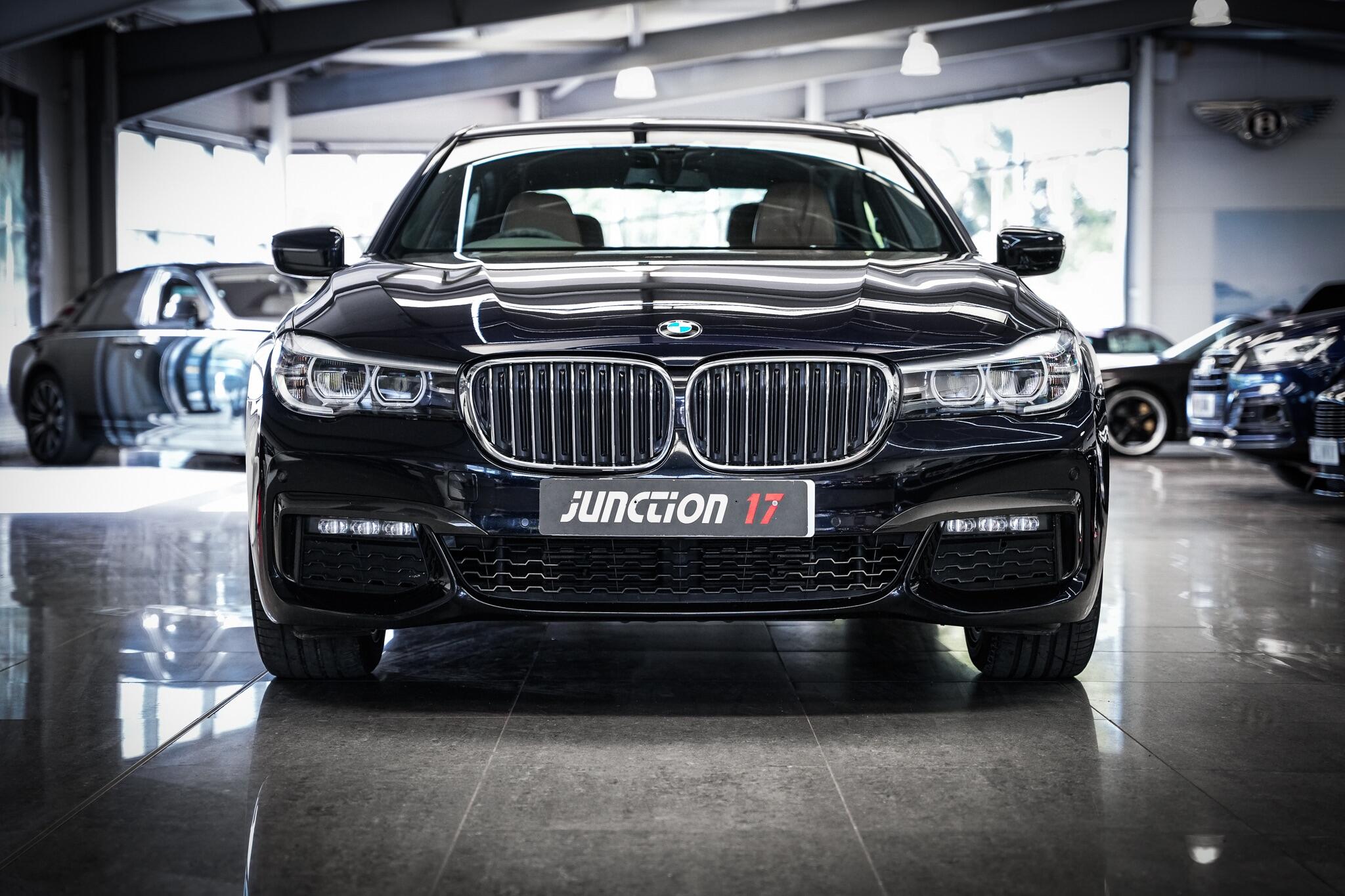 BMW 7 Series view 11