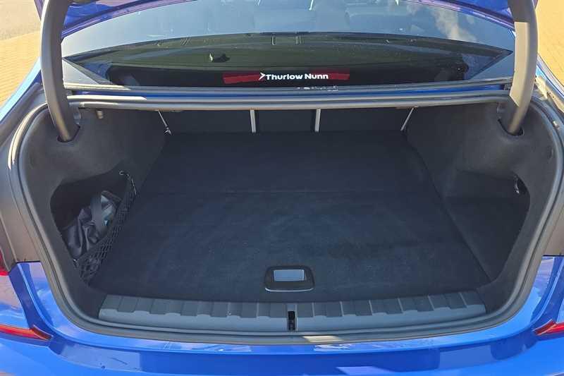 BMW 3 Series view 24