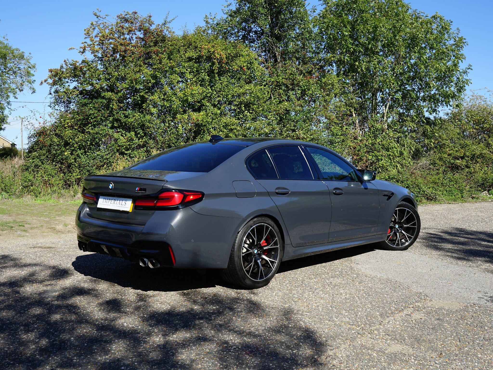 BMW M5 view 4