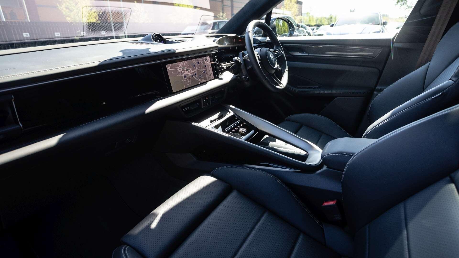 Porsche Macan view 12
