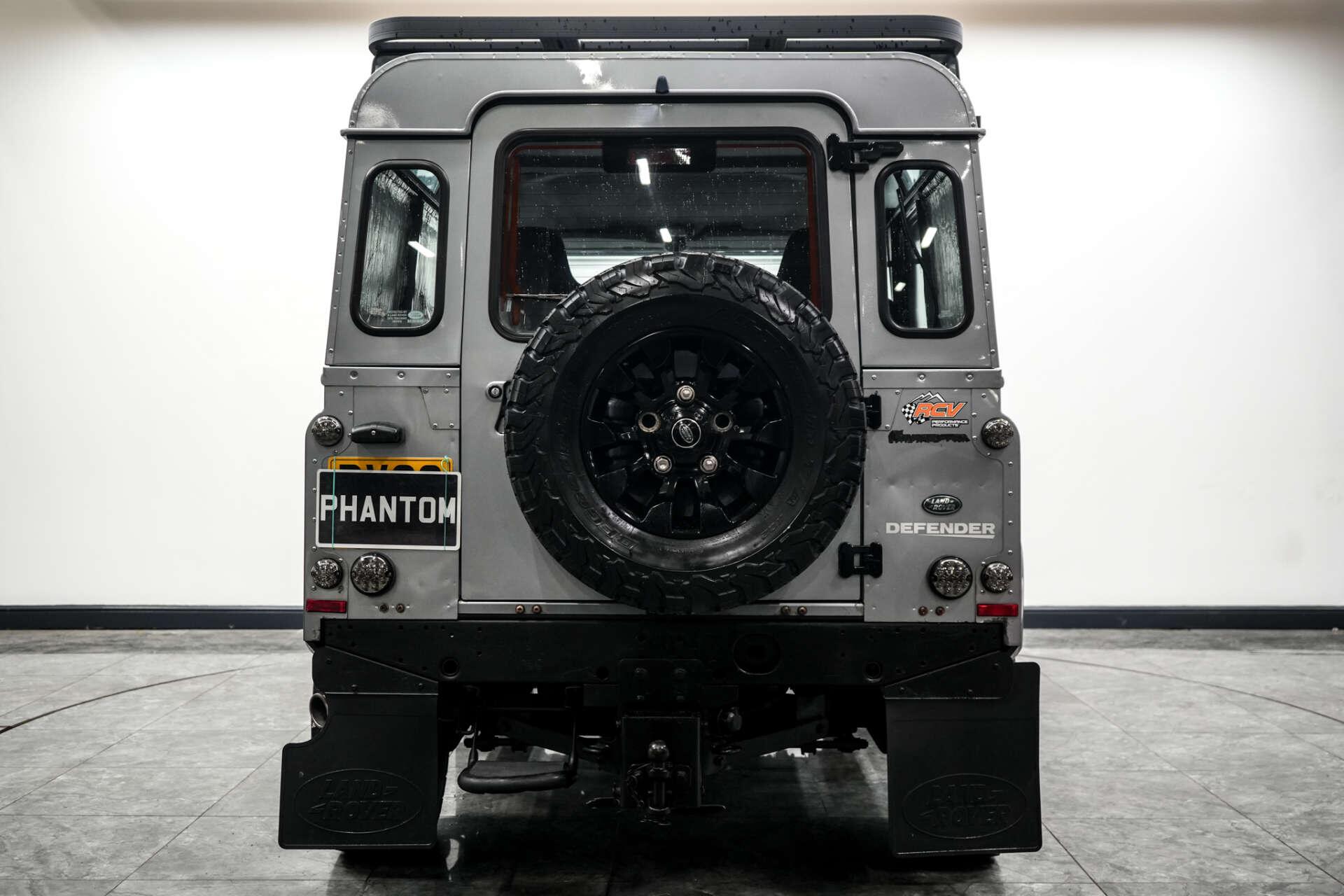 Land Rover Defender 90 view 4