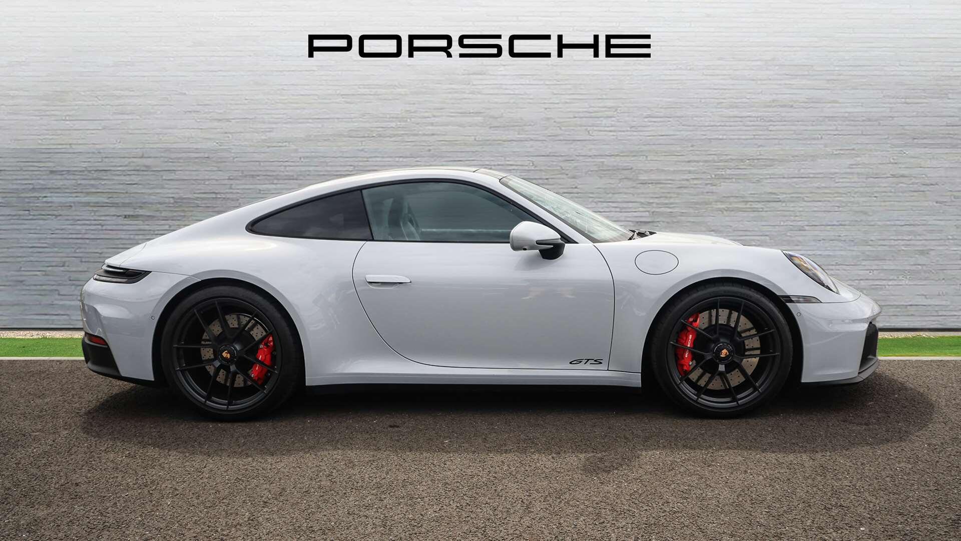 Porsche 911 view 7