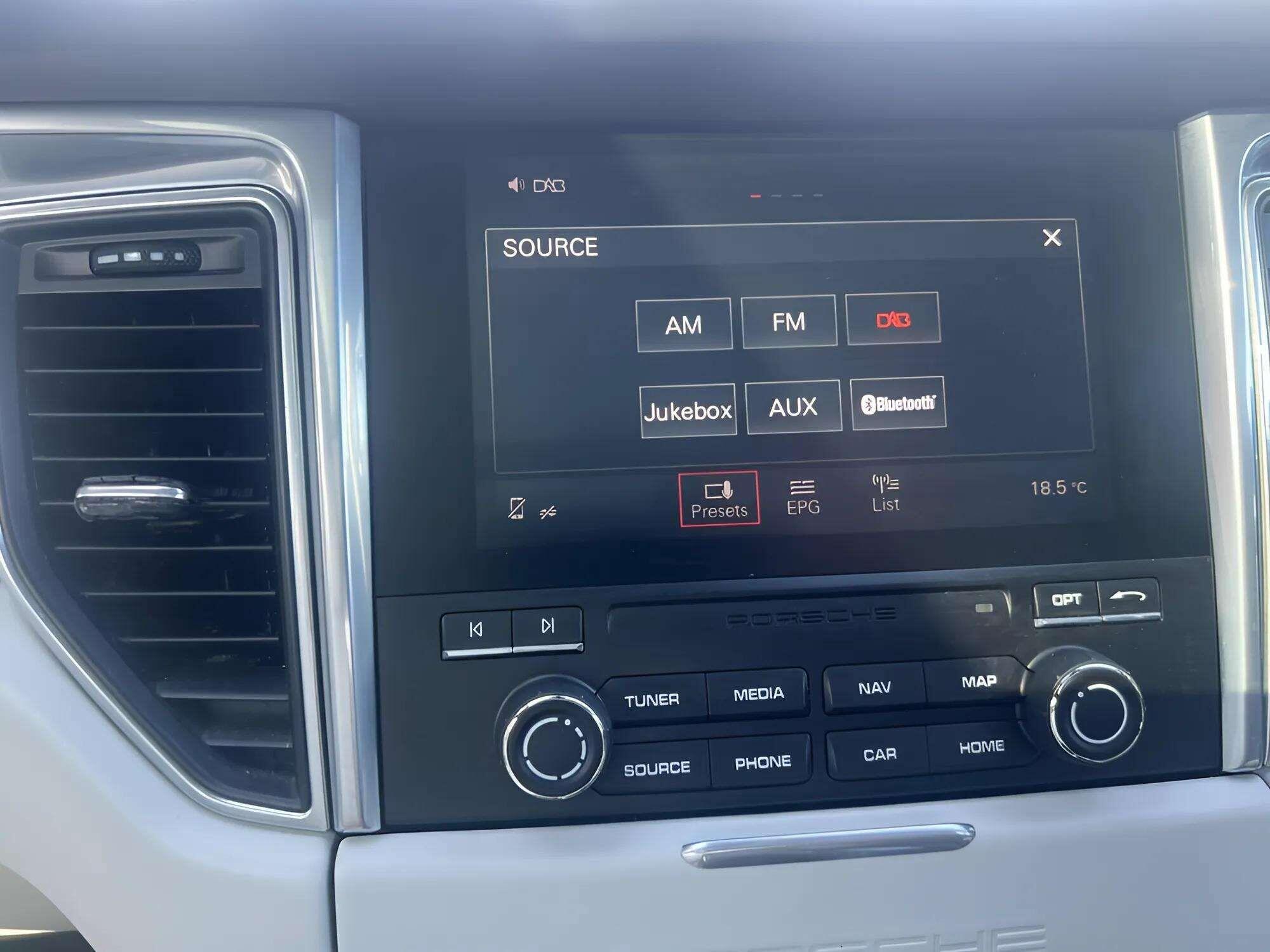 Porsche Macan view 21