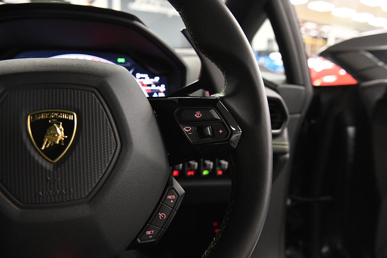 Lamborghini Huracan view 22