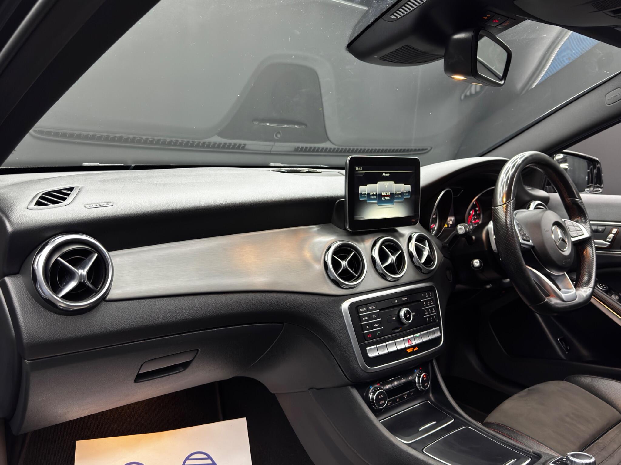 Mercedes-Benz GLA view 11
