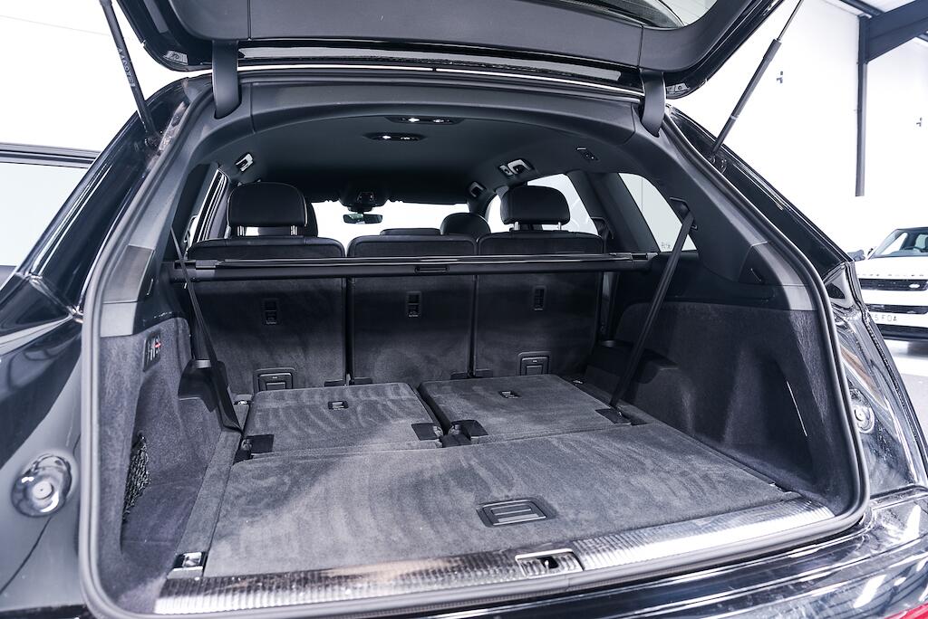 Audi Q7 view 32