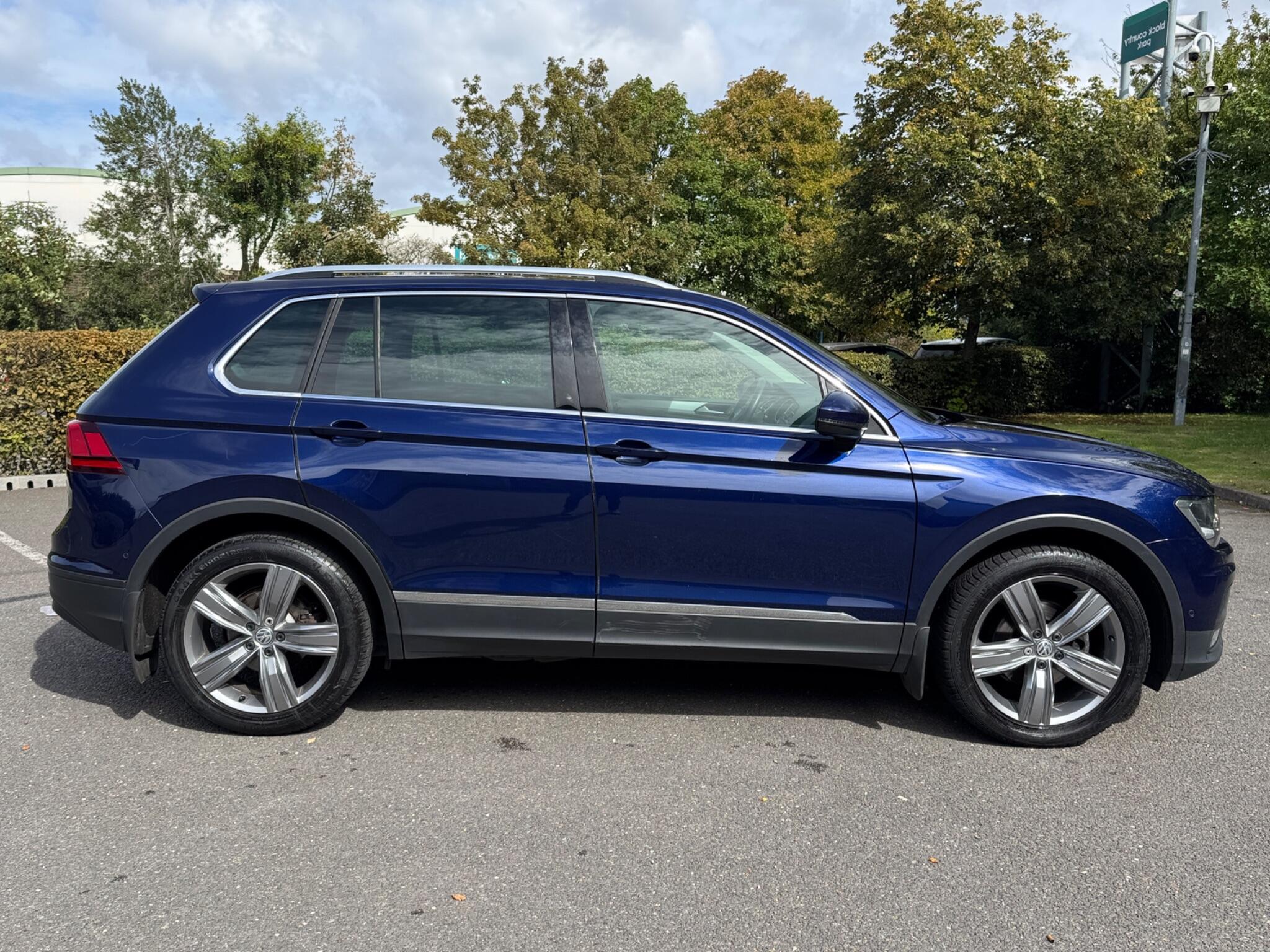 Volkswagen Tiguan view 4