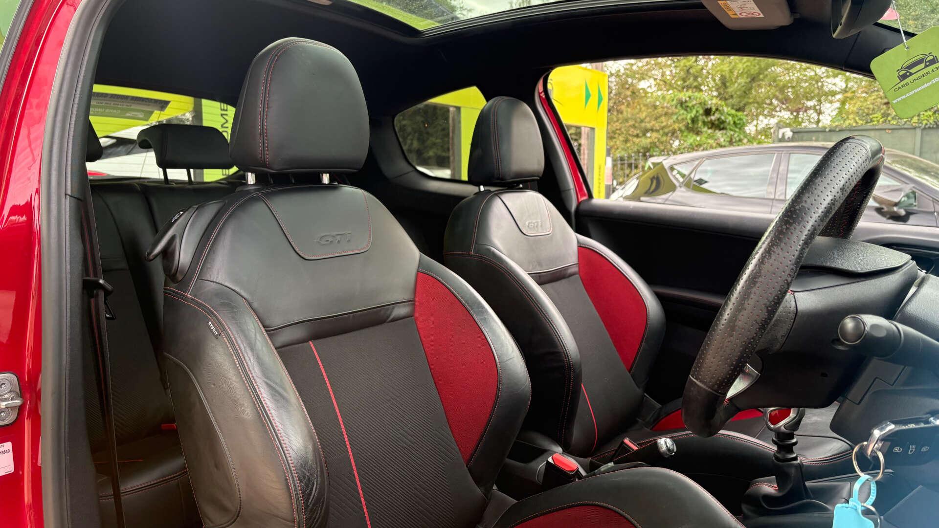 Peugeot 208 view 2