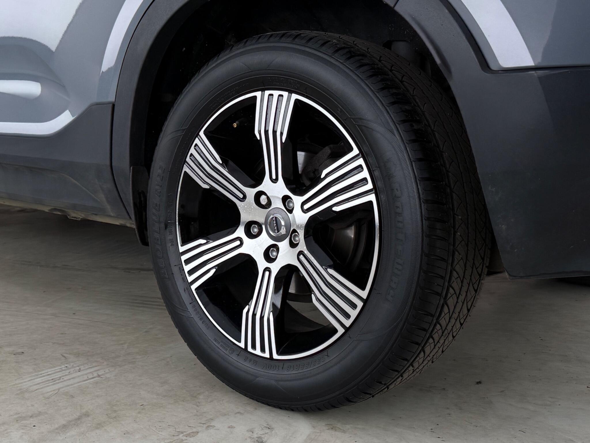 Volvo XC40 view 8