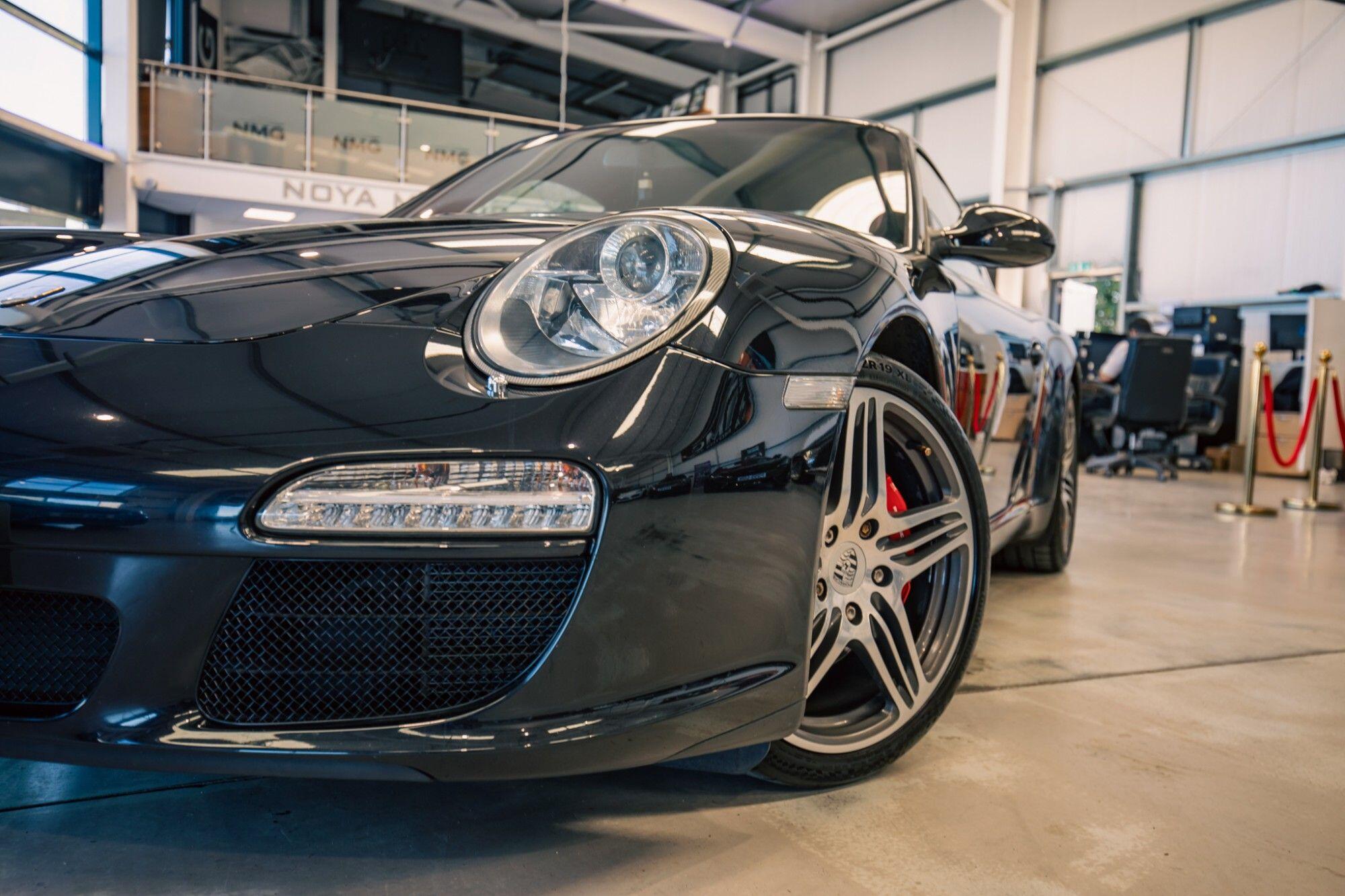 Porsche 911 view 7