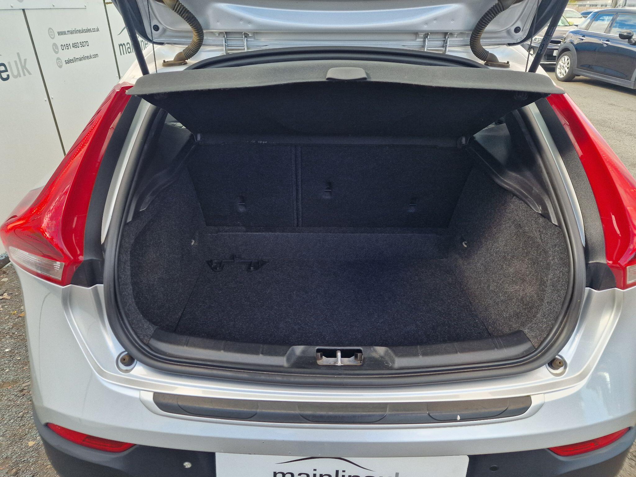Volvo V40 Cross Country view 50