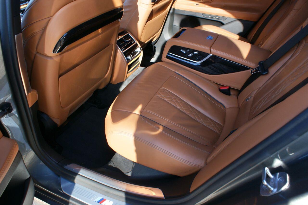 BMW 7 Series view 37