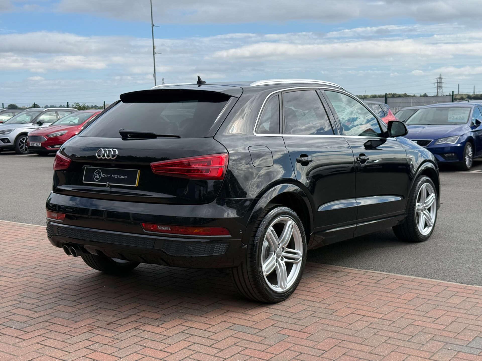 Audi Q3 view 21