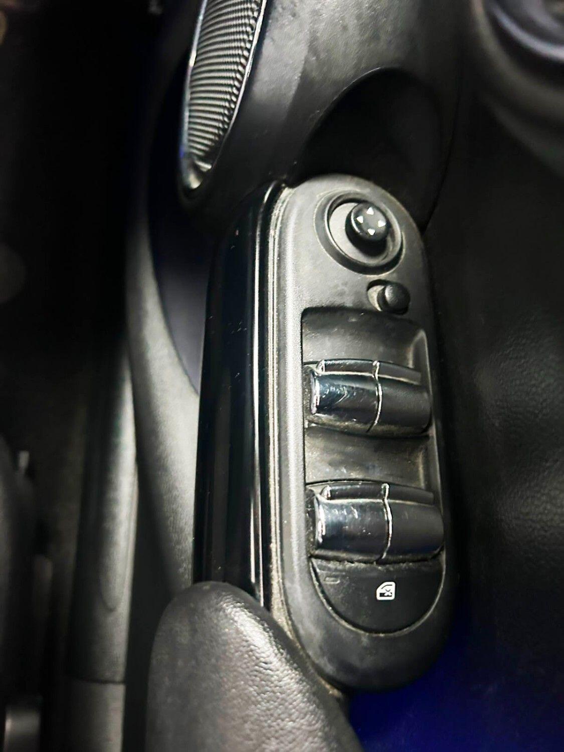Mini Hatch view 21