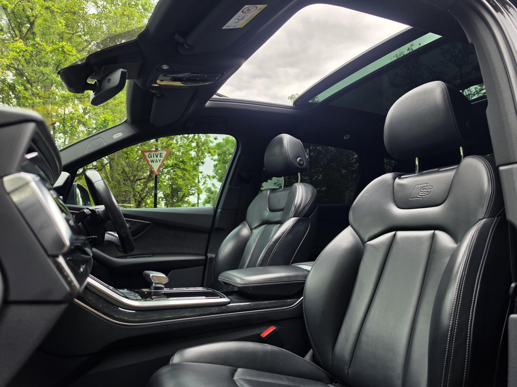 Audi Q7 view 8