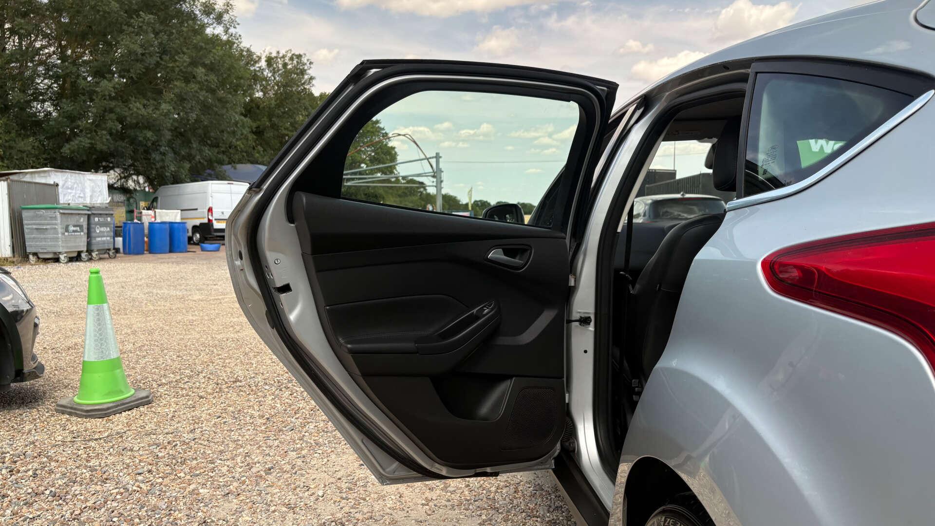 Ford Focus view 38