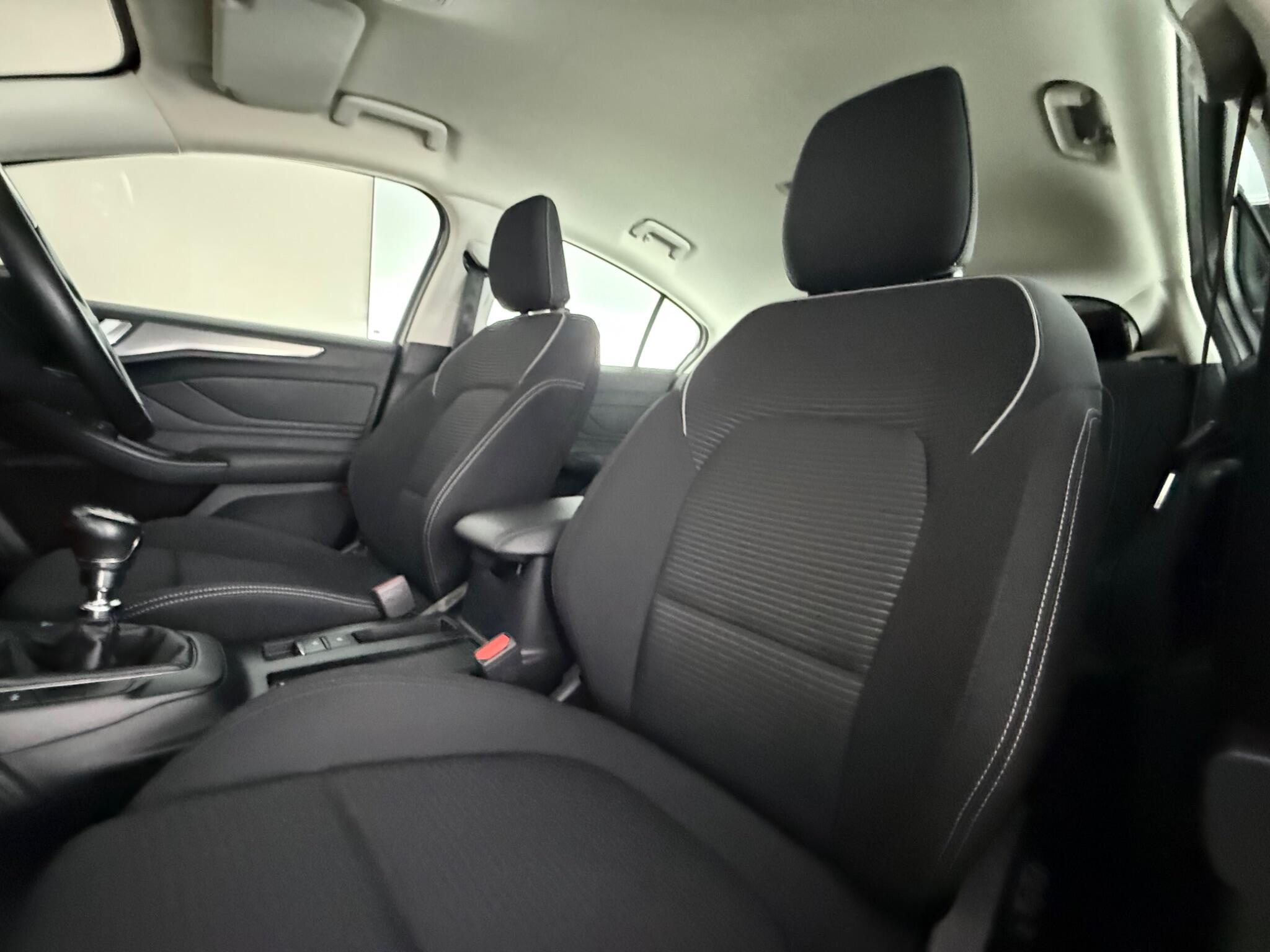 Ford Focus view 27