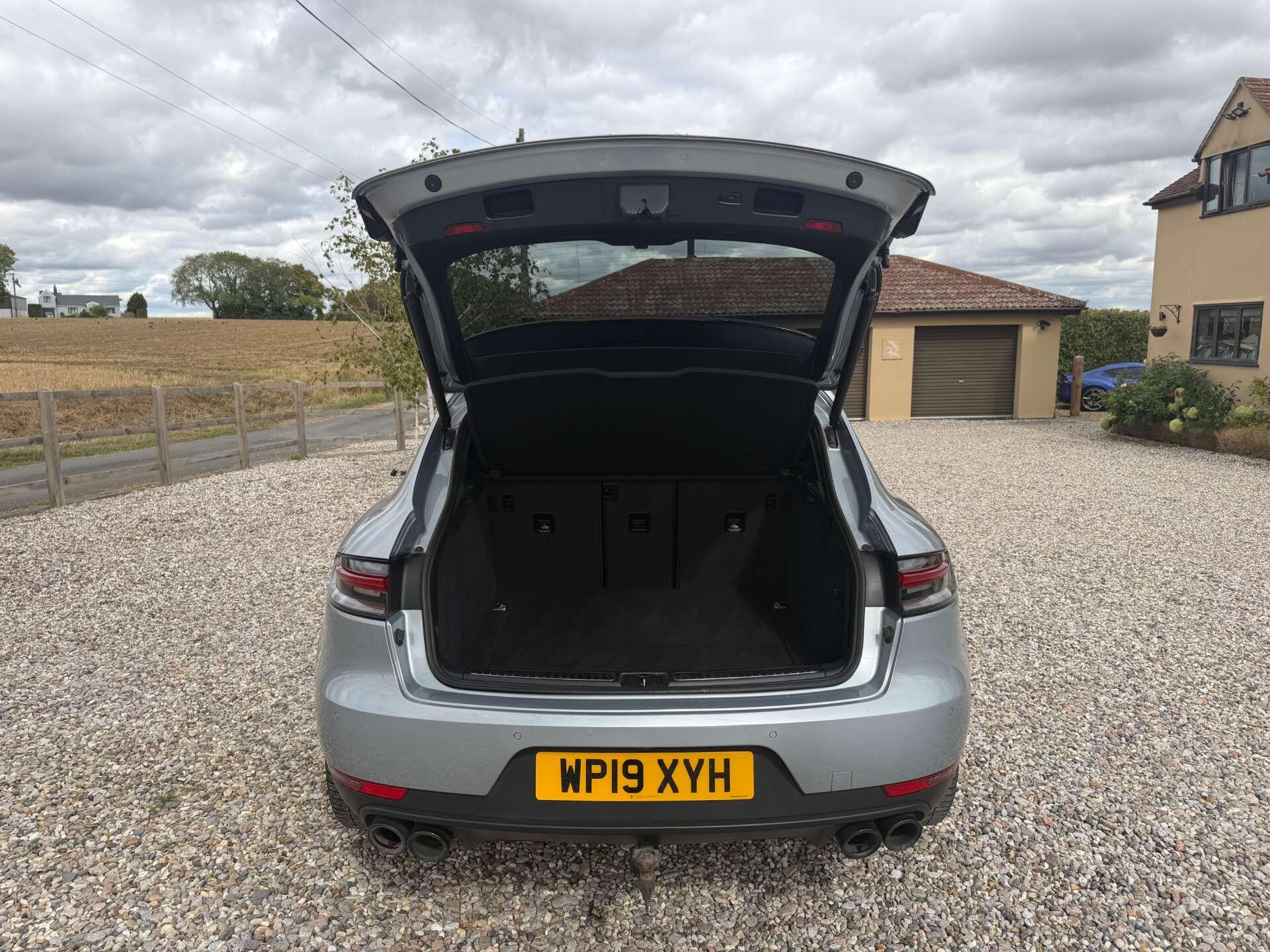 Porsche Macan view 11
