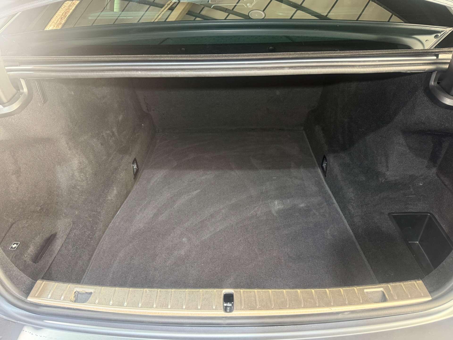 BMW 7 Series view 14