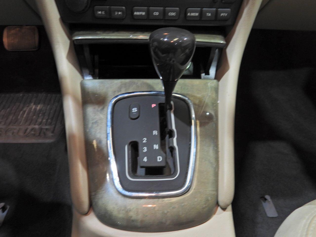 Jaguar X-Type view 9