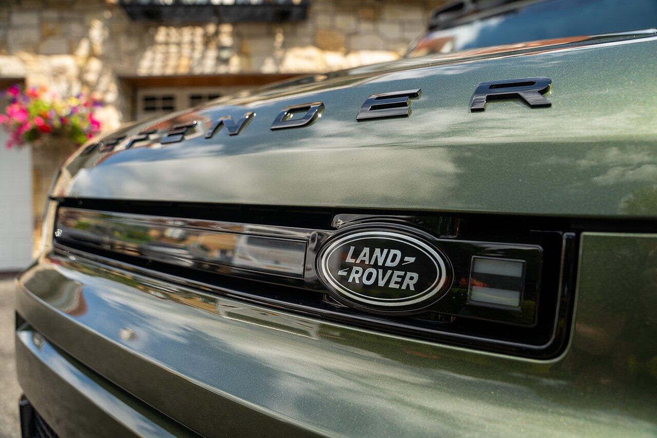 Land Rover Defender view 36