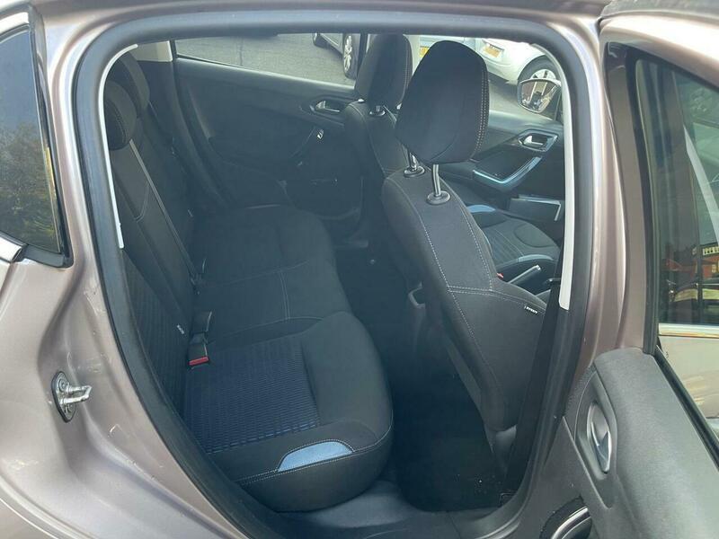 2013 Peugeot 208 image 32