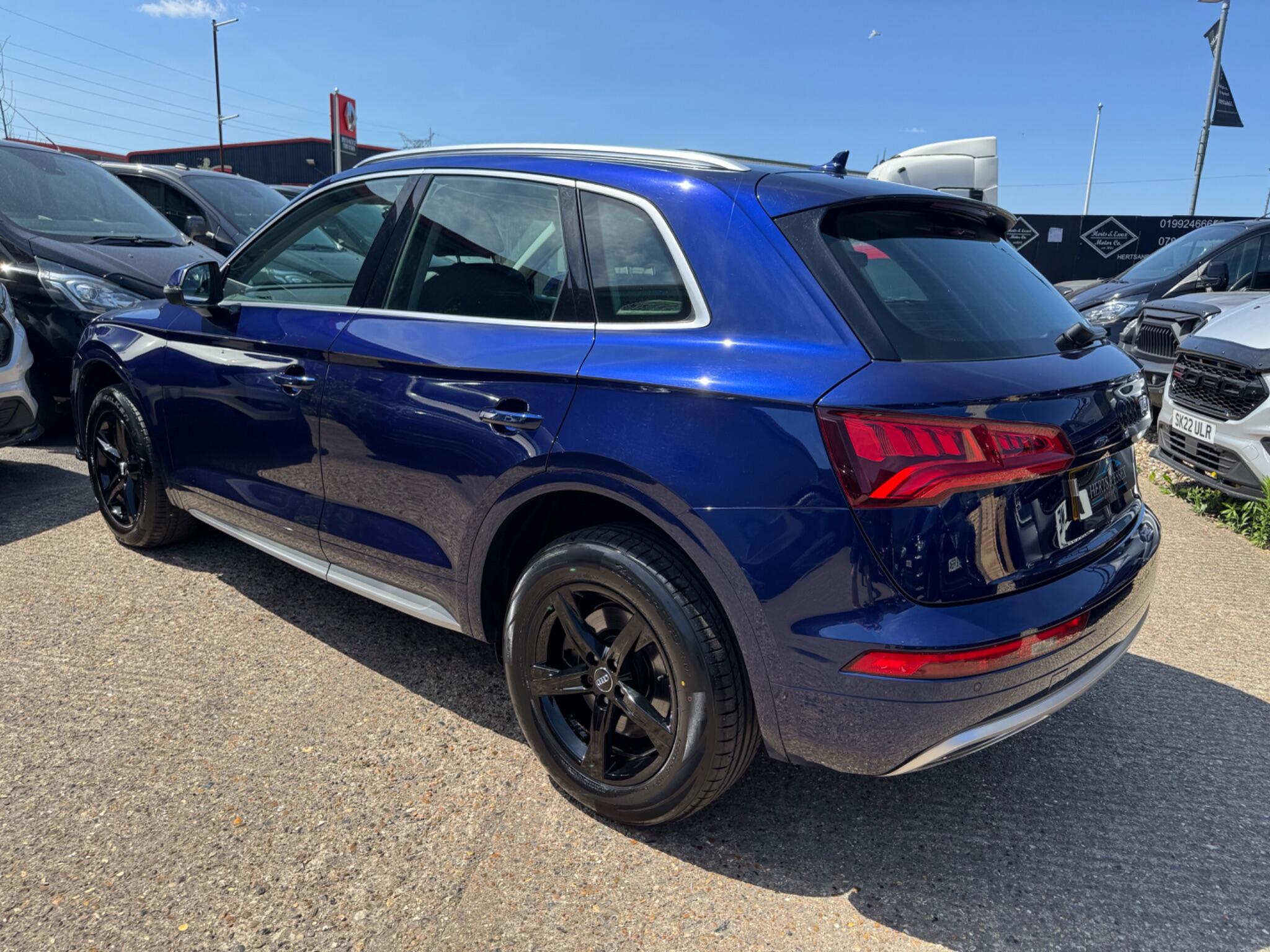 Audi Q5 view 4