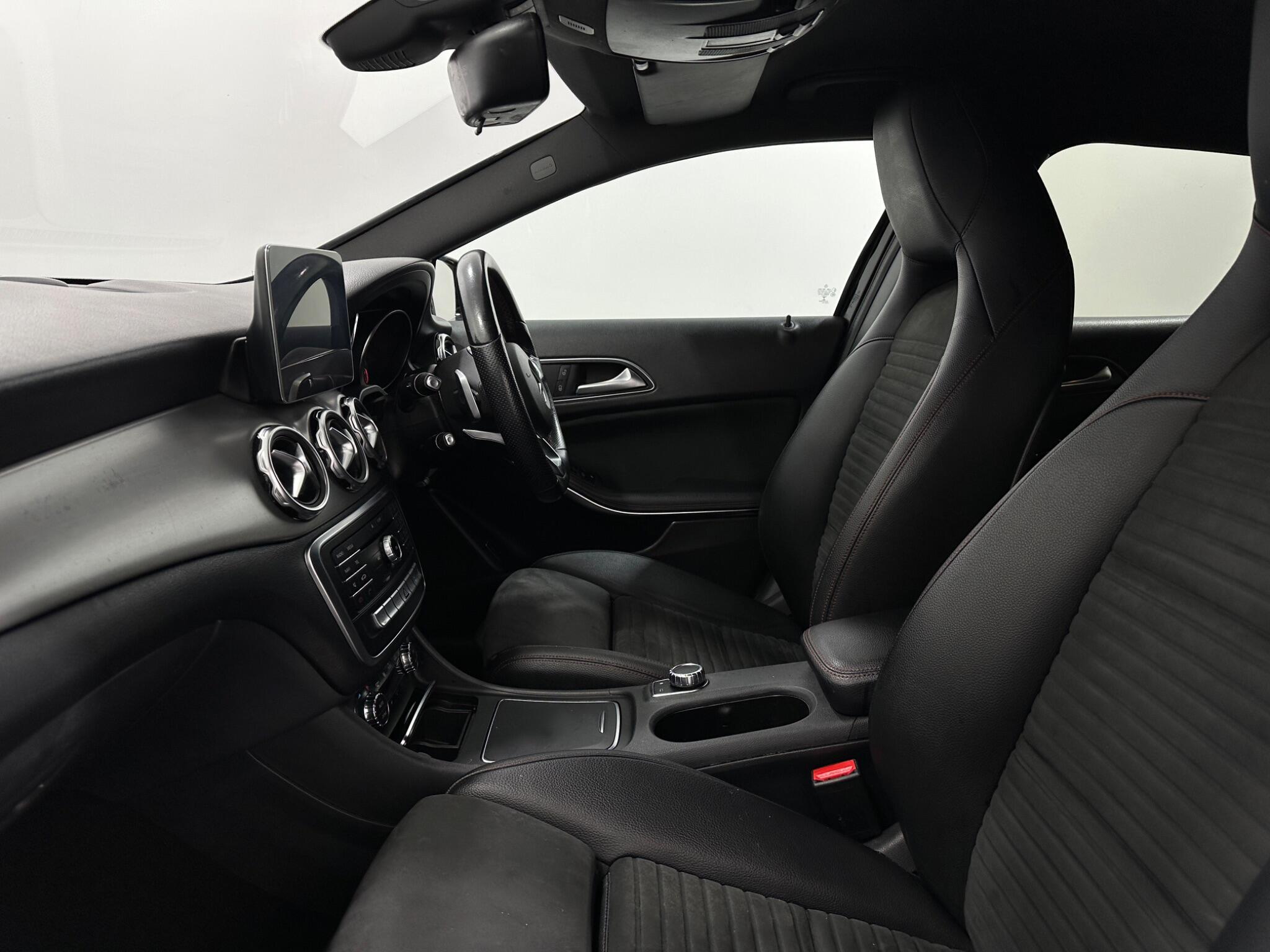 Mercedes-Benz Gla view 35