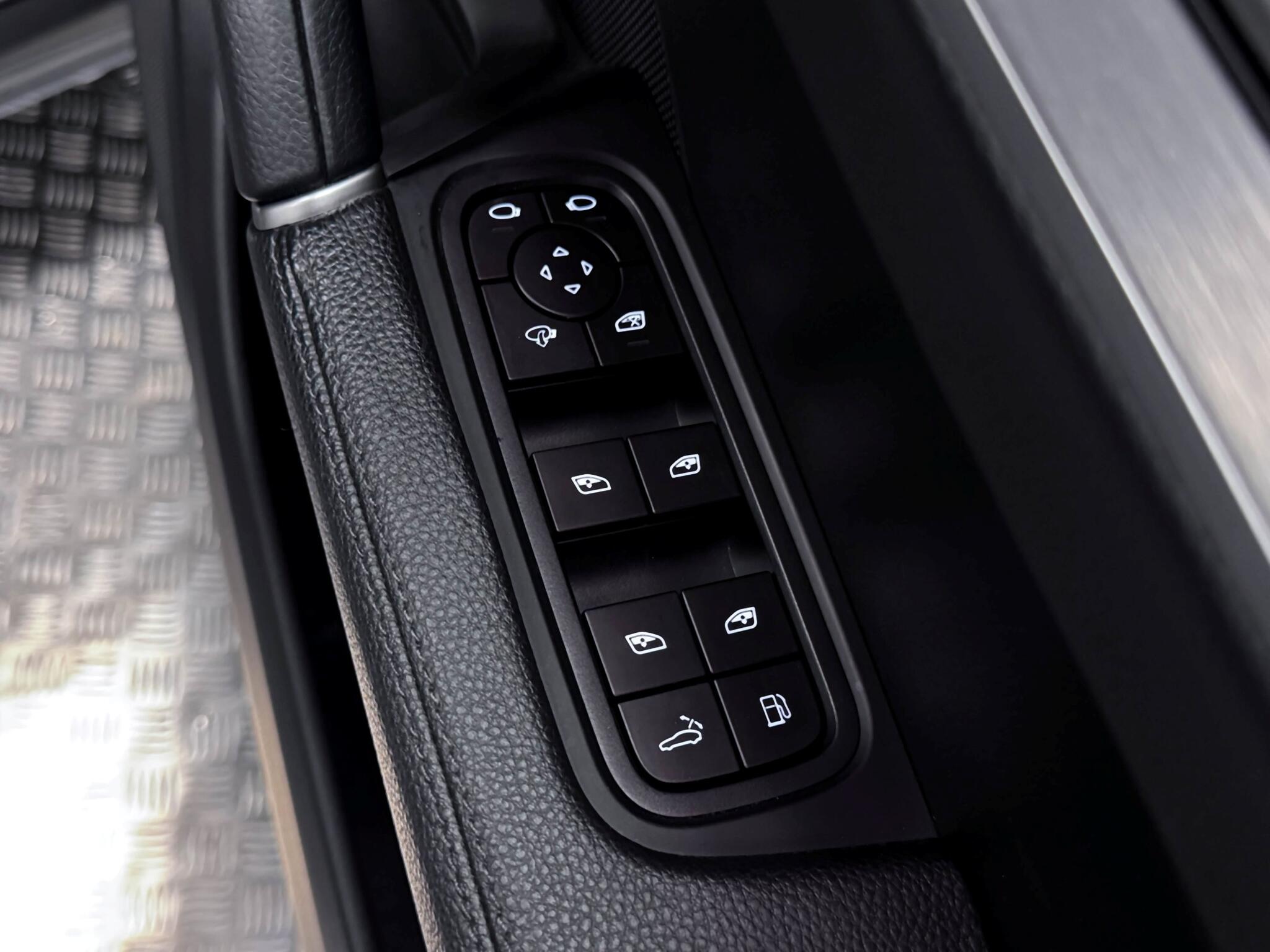 Porsche Cayenne view 29
