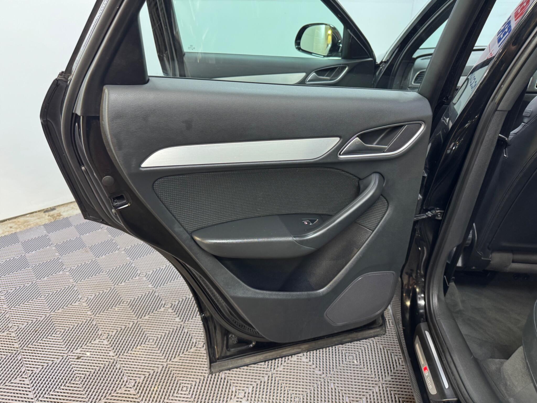 Audi Q3 view 33