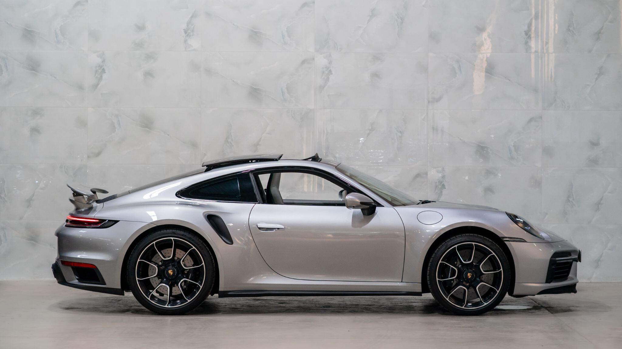 Porsche 911 view 7