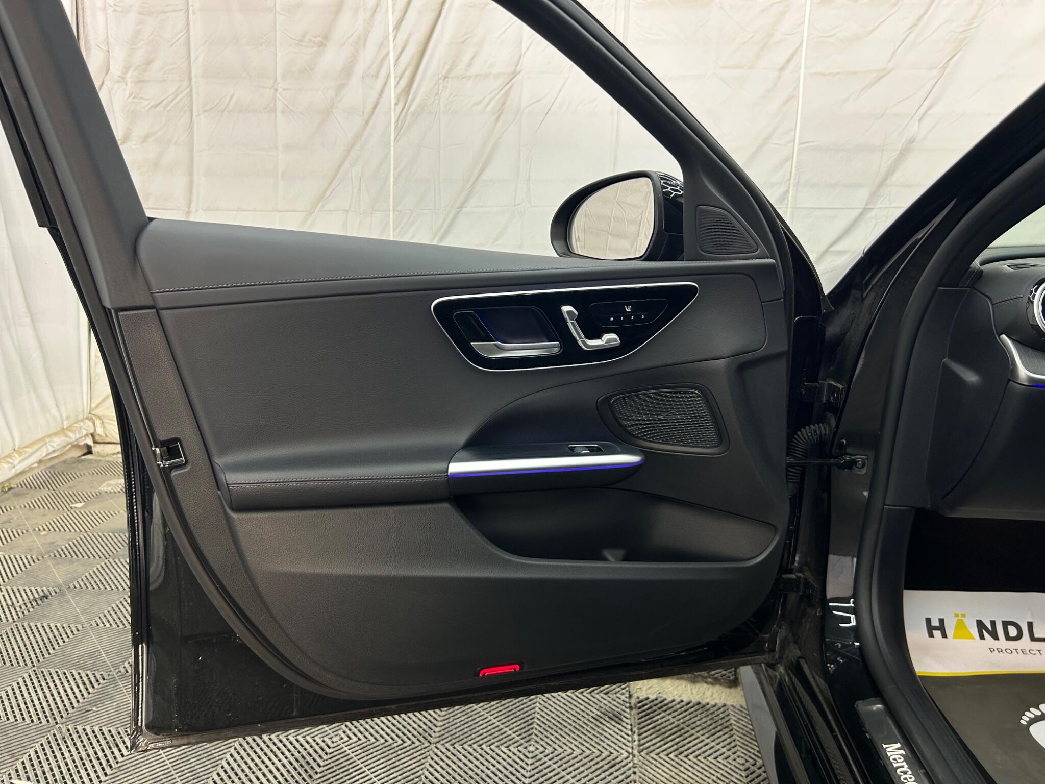 Mercedes-Benz C-Class view 32