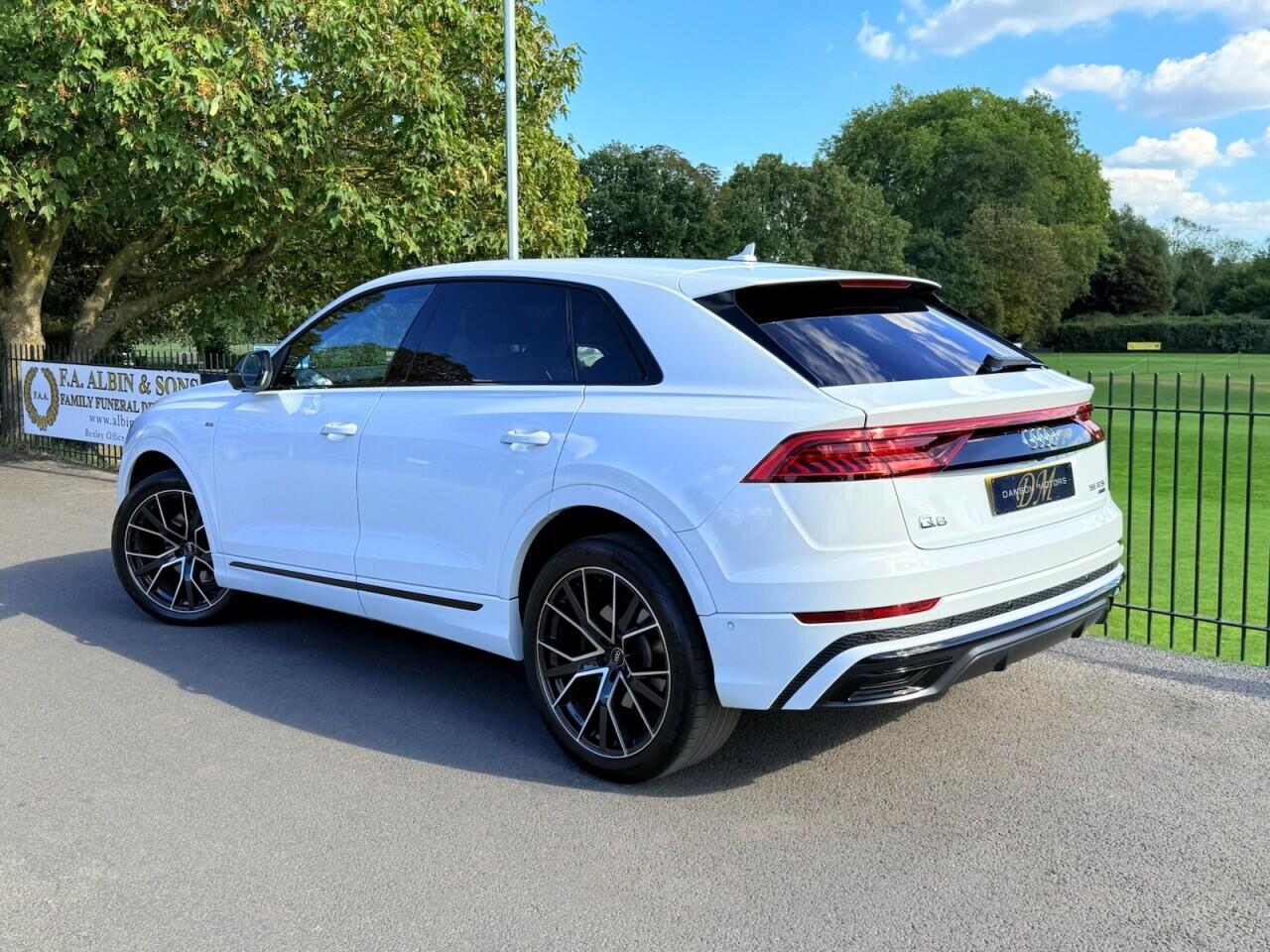 Audi Q8 view 9
