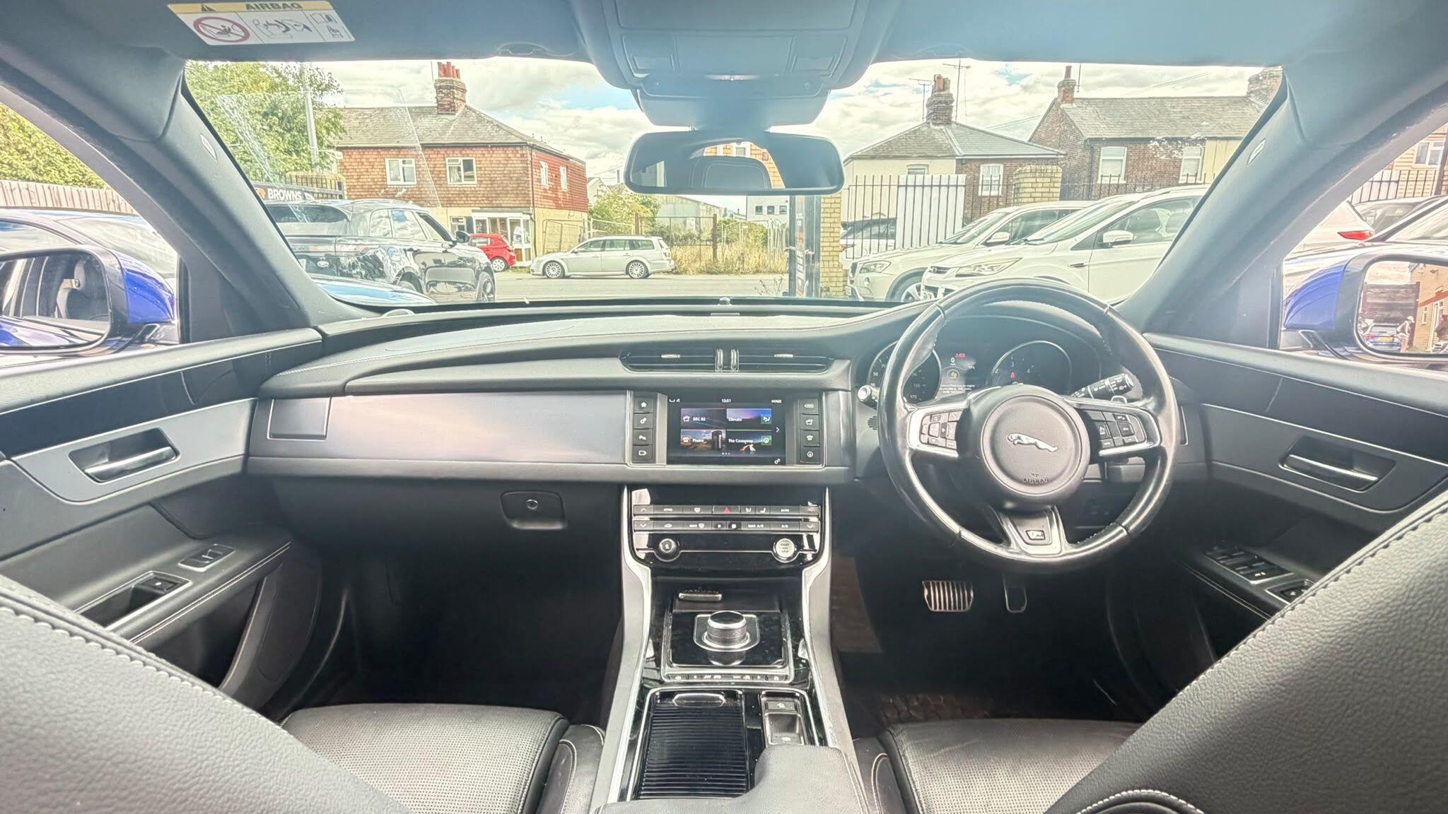 Jaguar XF view 21