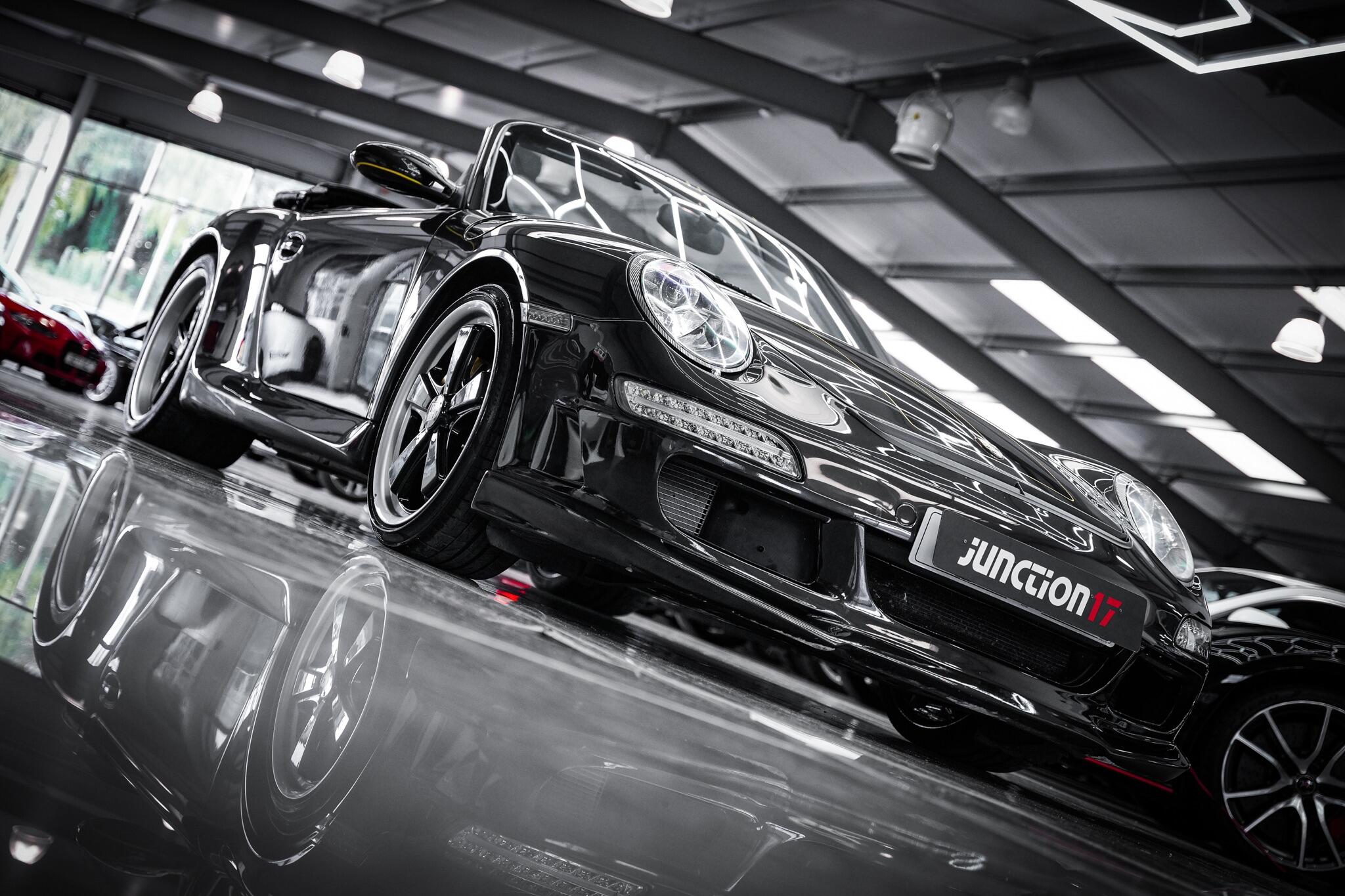 Porsche 911 view 34
