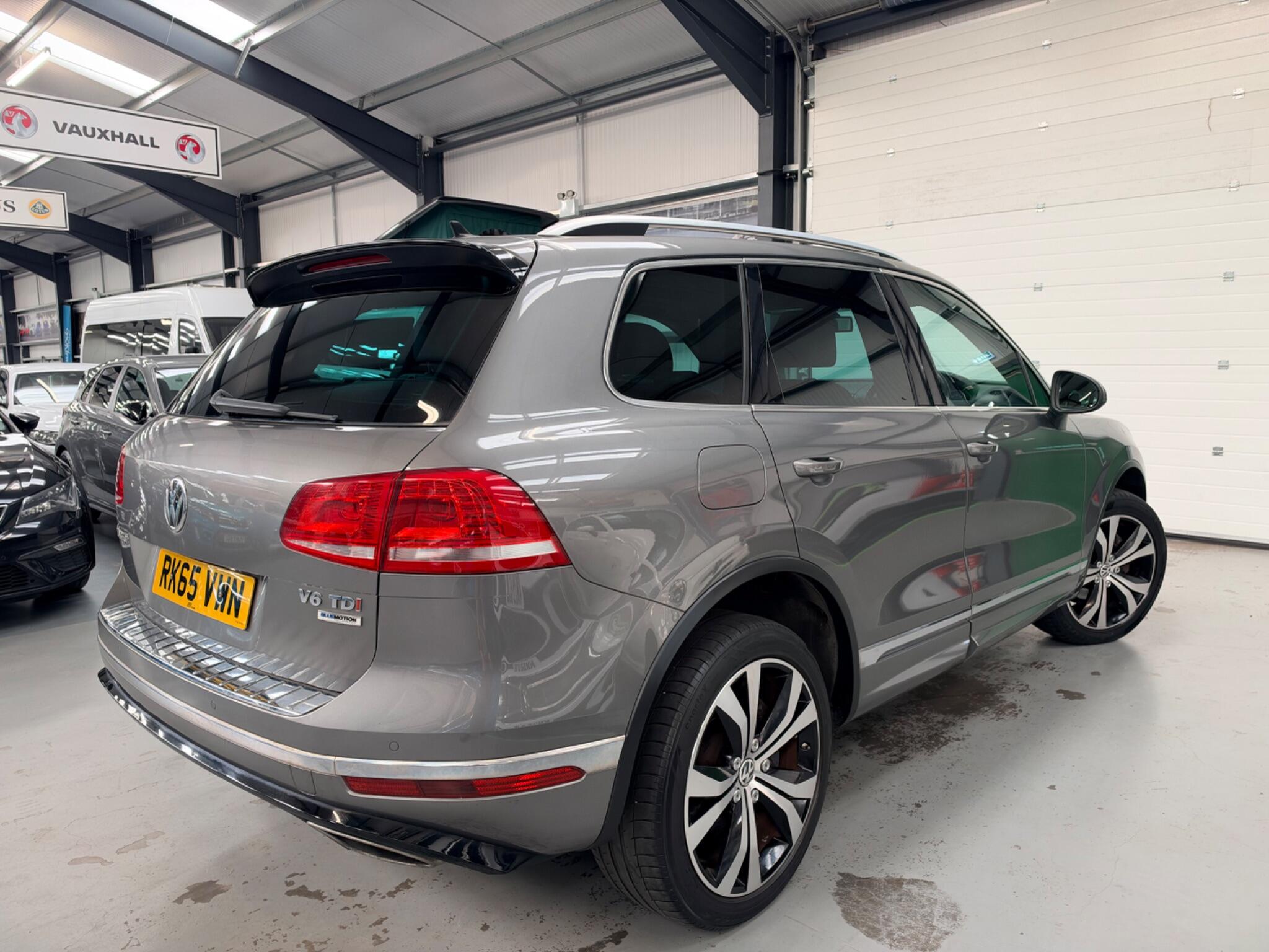 Volkswagen Touareg view 17