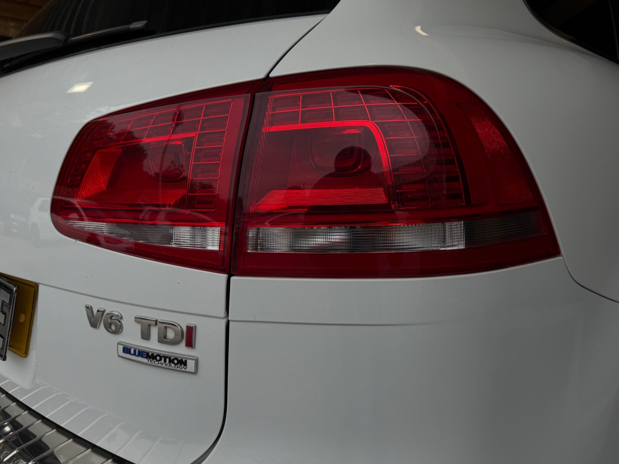 Volkswagen Touareg view 13