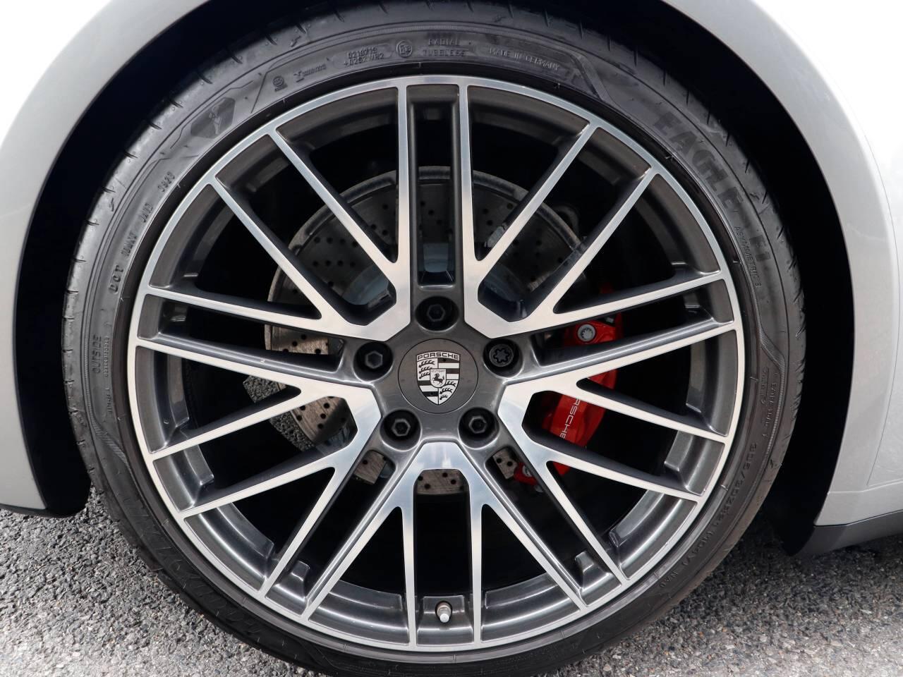Porsche 911 view 6