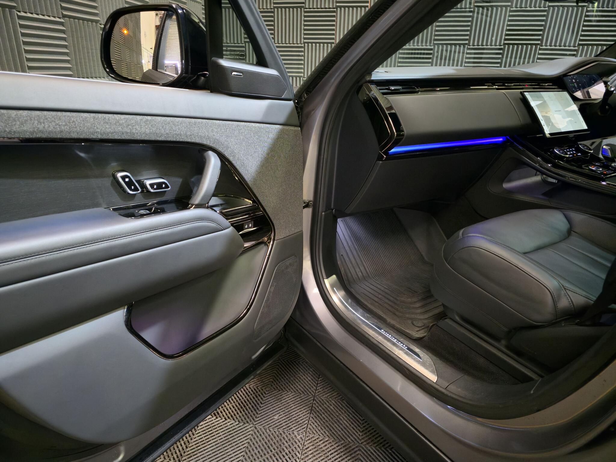 Land Rover Range Rover Sport view 12