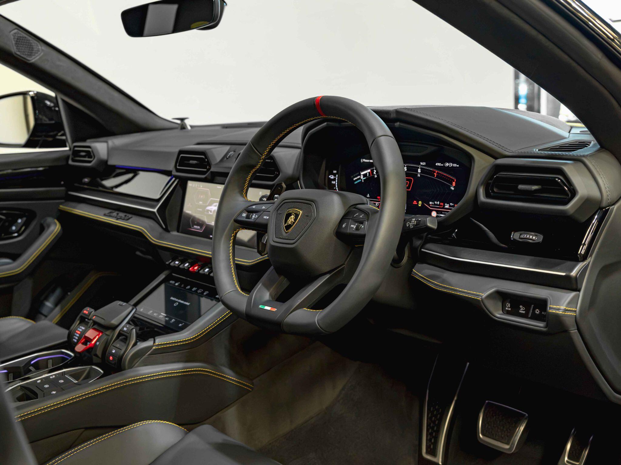 Lamborghini Urus view 20