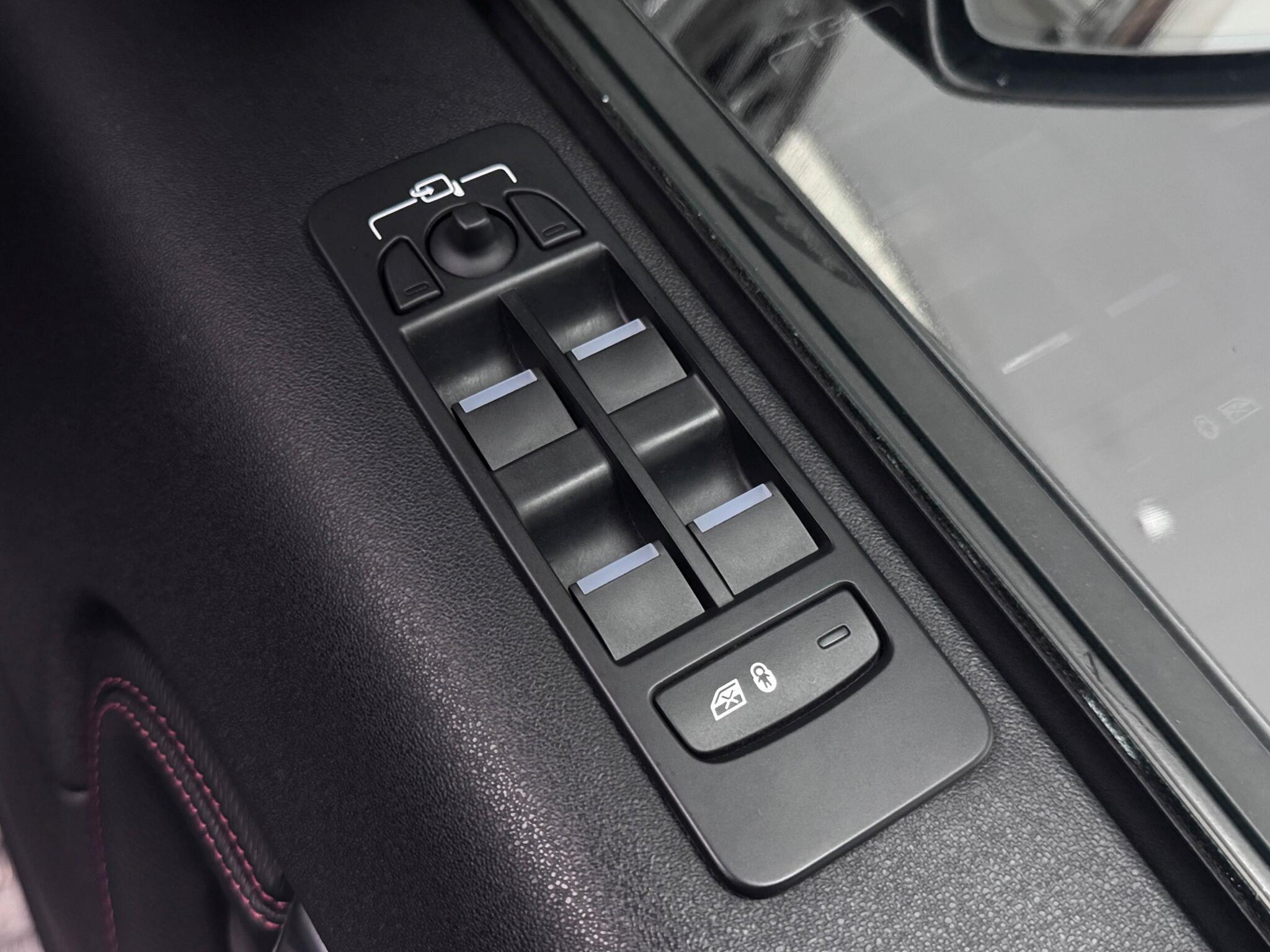 Land Rover Discovery Sport view 26