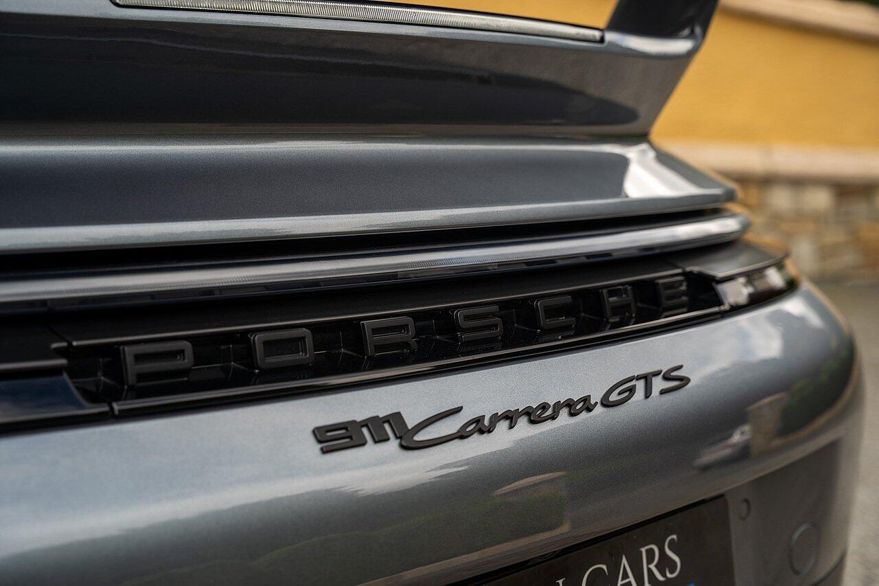Porsche 911 view 13