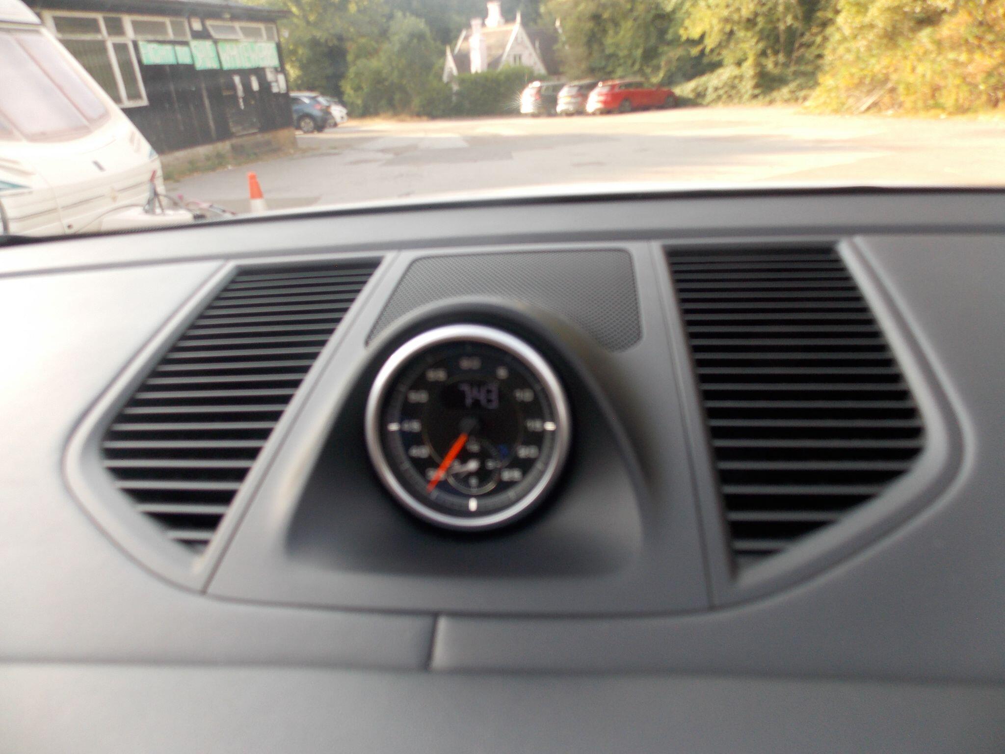 Porsche Macan view 22